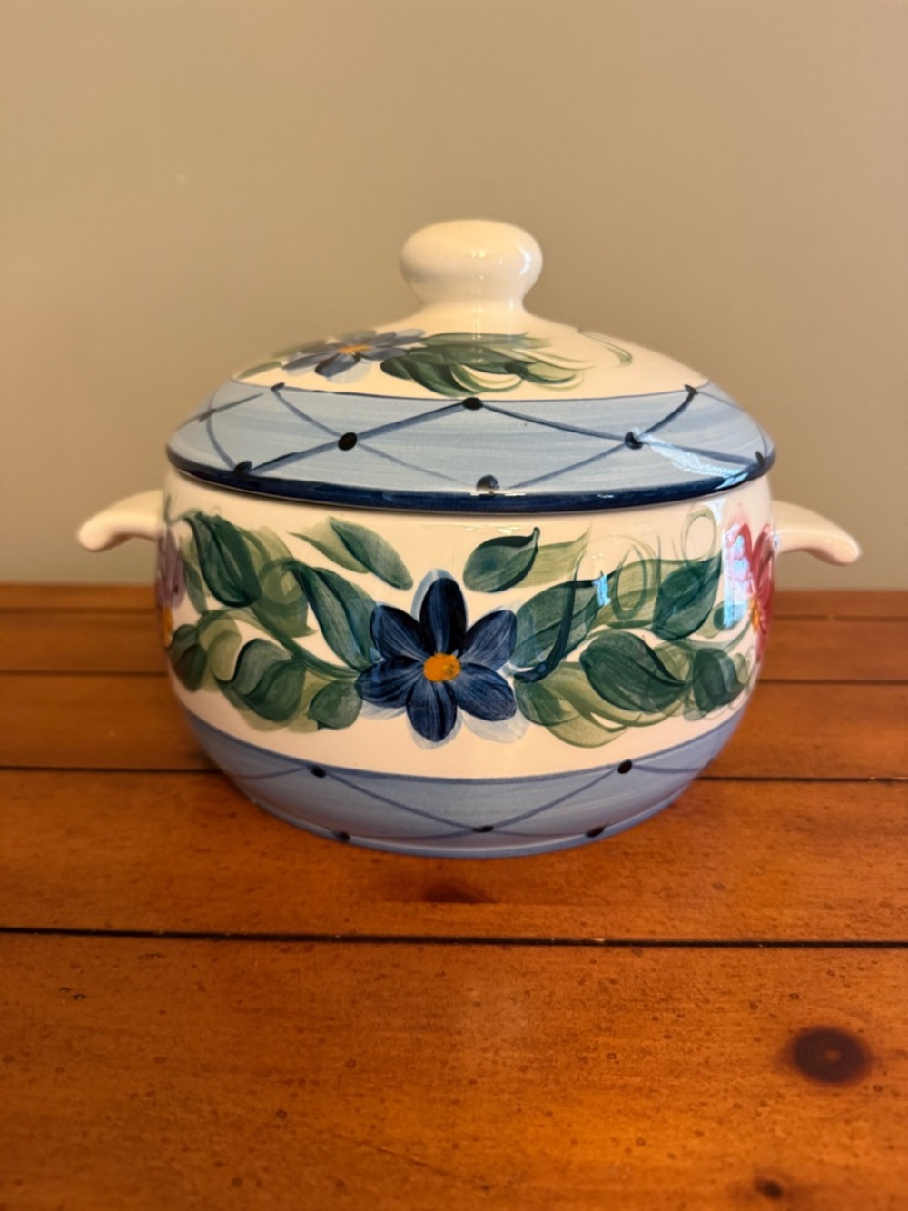 Vintage 1995 Gail Pittman 2qt casserole dish in the "Annabella" pattern